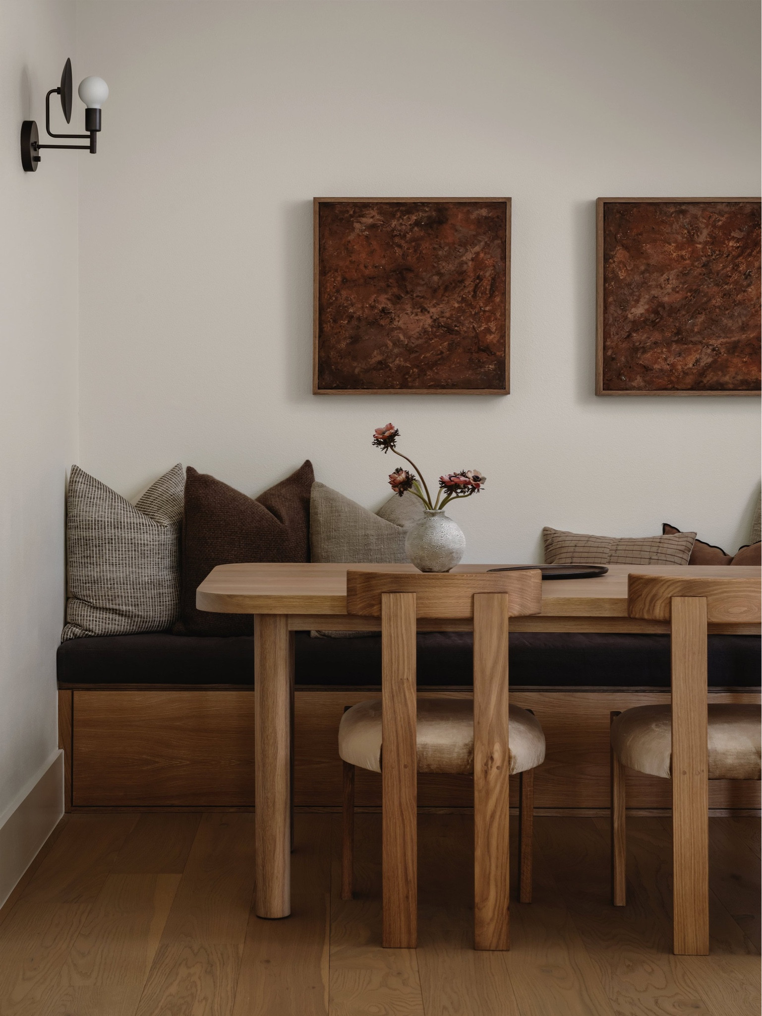 Minimalist Modern Dining Nook with Warm Earthy Tones

#LTKcasa
