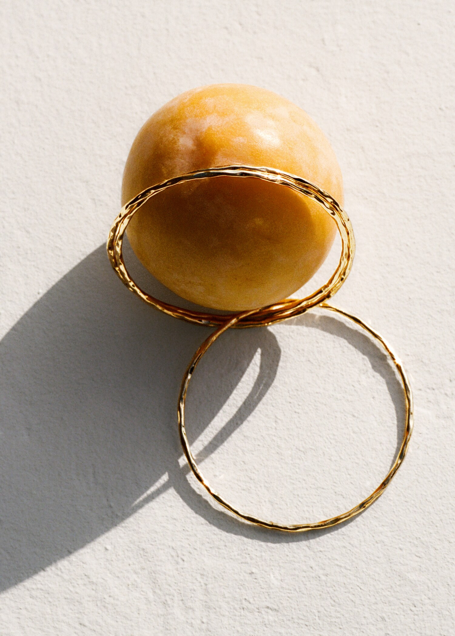 Combined hoop bracelets | MANGO (US)