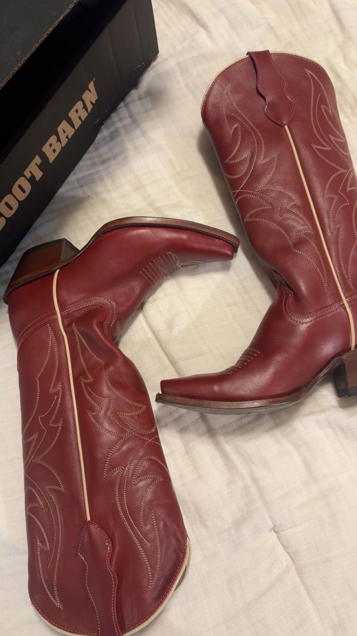 Red Cowgirl boots 
Brick red 
Idyllwind cowgirl boots 
