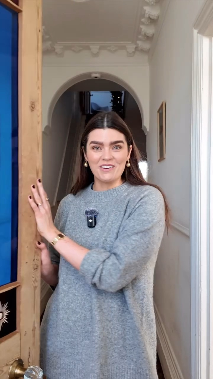 AD | A very festive home tour - I’m going all out this year. A new tree, Christmas garlands *everywhere*, handpainted cards and some very special @esteelauderuk gifts under the tree. Skincare, perfume, makeup - they have you covered for all beauty-loving recipients. You shop can shop your favourite sets online or on counter now.