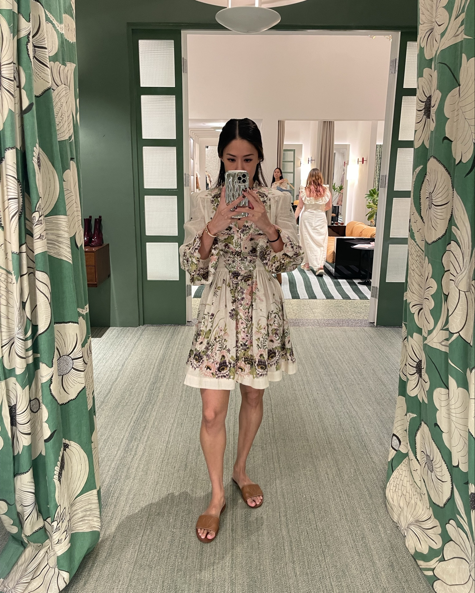 Zimmermann Halliday Plunge Mini dress 💚



#LTKU #LTKStyleTip