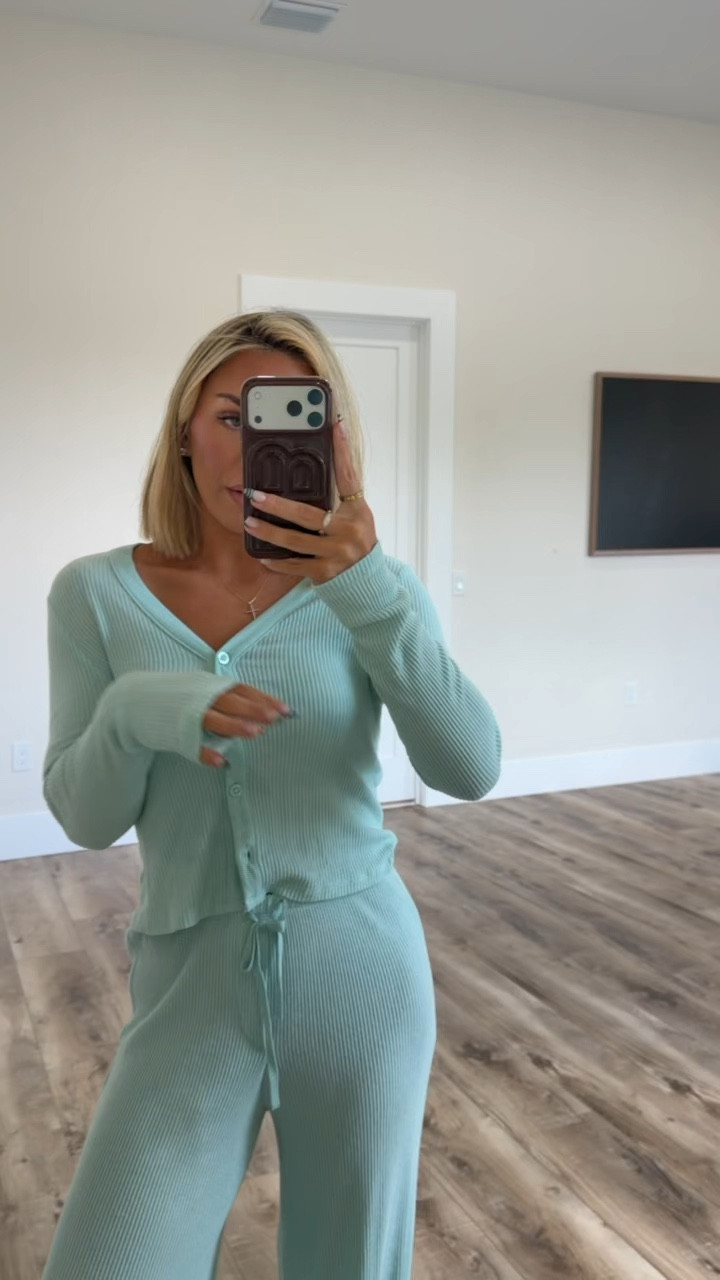 Size xxs in yellow dress! A lot of things are up to 40% off on sale 

#LTKdayinmylife #LTKgrwm #LTKootd