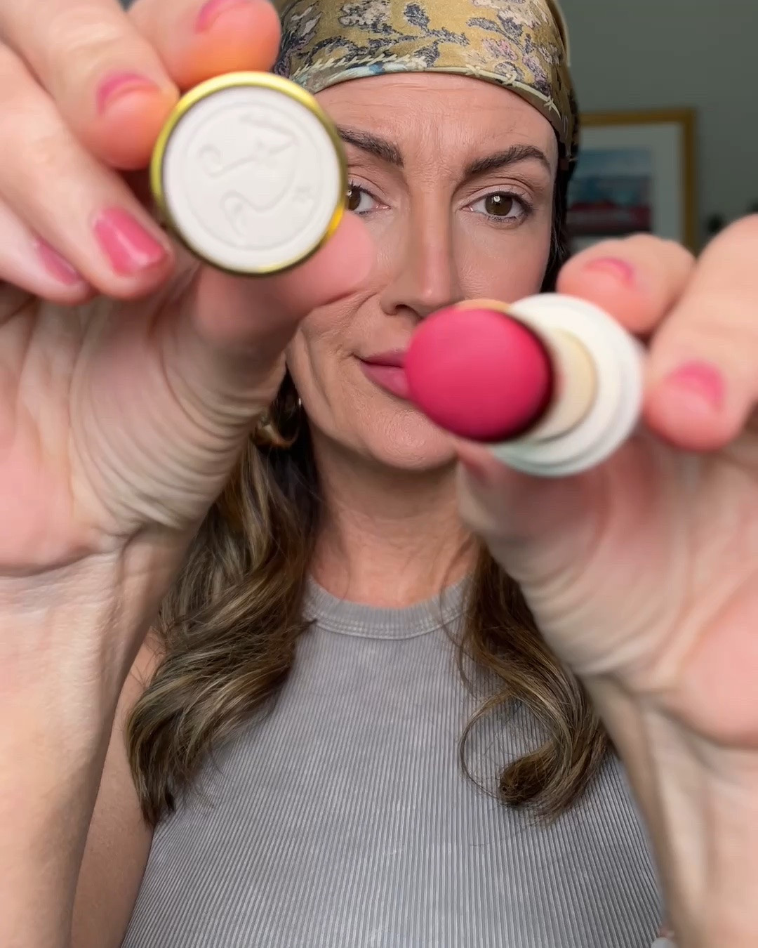 This blurring BISOU BALM is a current fave for a French 🇫🇷 girl bitten lip look. Wearing shade : SUCETTE