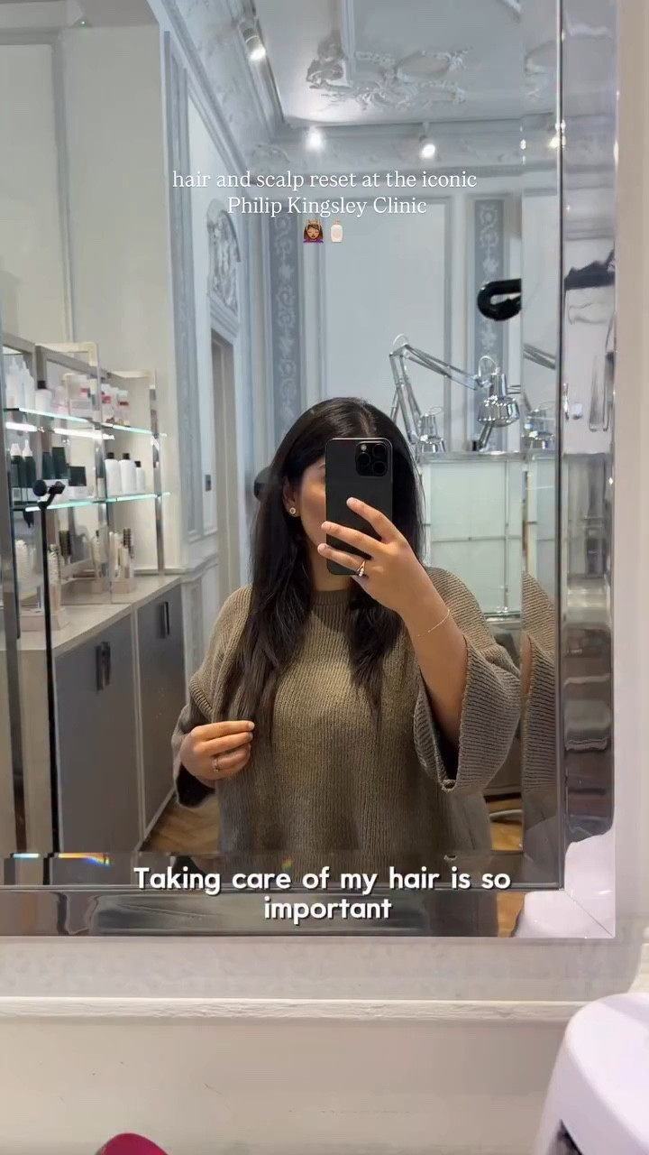 A little hair and scalp reset at the iconic @philip_kingsley Clinic 🧴✨
 
An incredible visit to the @philip_kingsley Clinic in London for a full trichologist consultation and wow, I learned so much about my scalp, hair health, and what my hair actually needs🧖🏽‍♀️✨
 
From detailed analysis to a tailored treatment plan, the experience was honestly next-level. Highly recommend this if you’re on a hair journey or just want to better understand what’s really going on. 
 
Healthy hair truly starts at the scalp 💆🏽‍♀️💫
 
#Trichology #ScalpCare #PhilipKingsley #HairClinicLondon #HairHealthJourney