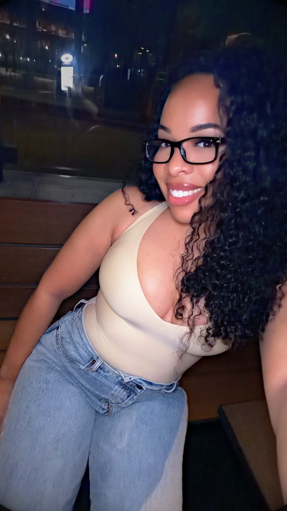 Casual chic outfit 🤍 Nude tank top, high-waisted jeans, and statement glasses for an effortless everyday look.
#nudetop #bluejeans #casualoutfit

#LTKootd