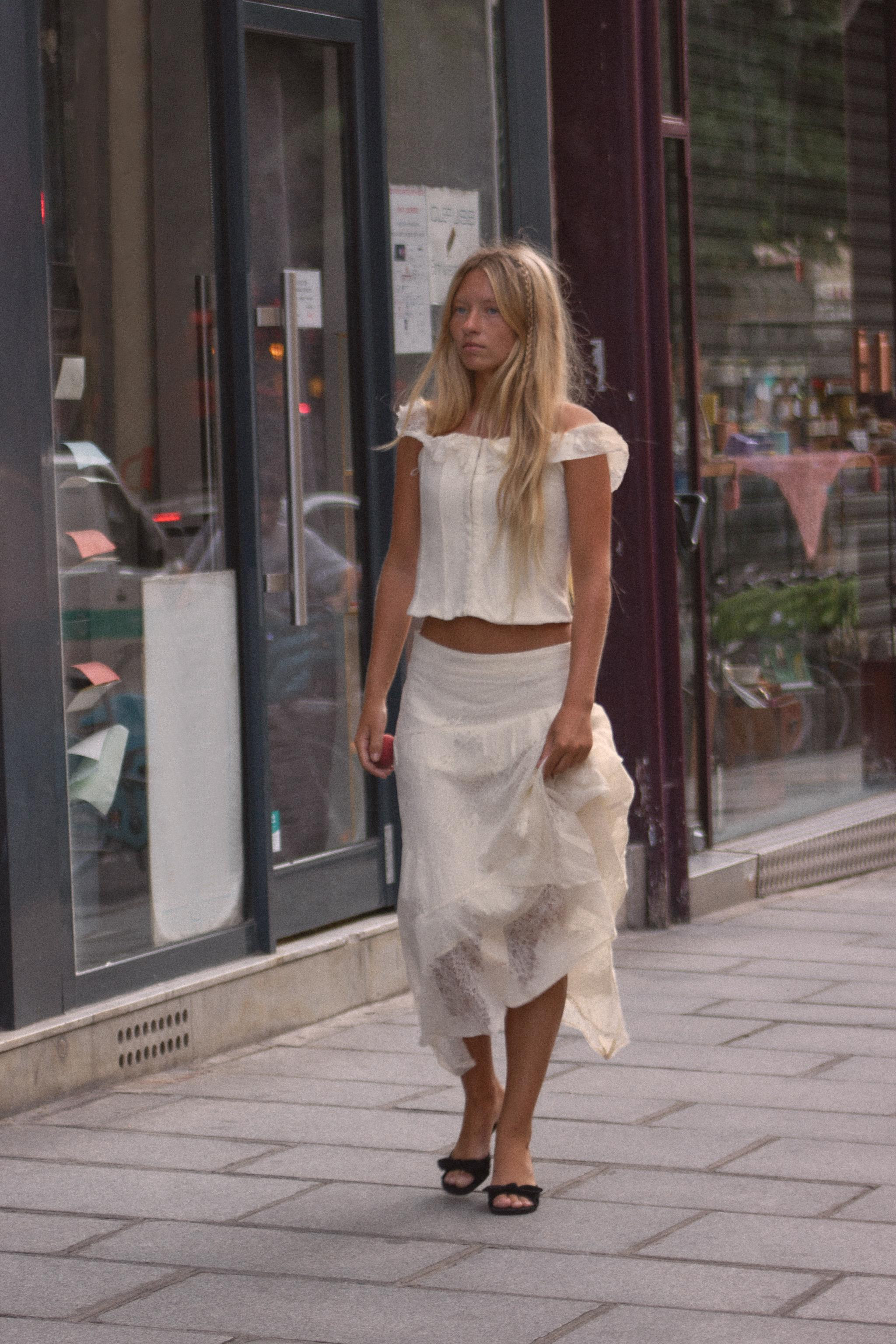Midirock mit mittelhohem, elastischem Bund. Asymmetrischer Saum. Farblich abgestimmtes Innenfutte... | Zara DE