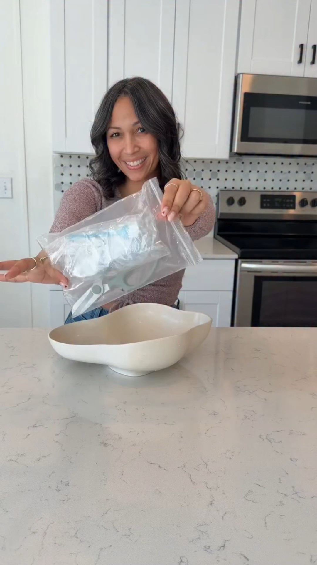 My first time trying ikebana 🌿
No soy experta en flores, pero 
Trust the process.

¿Les gustó como quedó? 

🪻Follow me for more Home decor ideas and DIY @coastie_home . 

🪻Save & share this post. 

 #Ikebana #ikebanastyle #minimalhome #homedecorinspo 
#decorreels