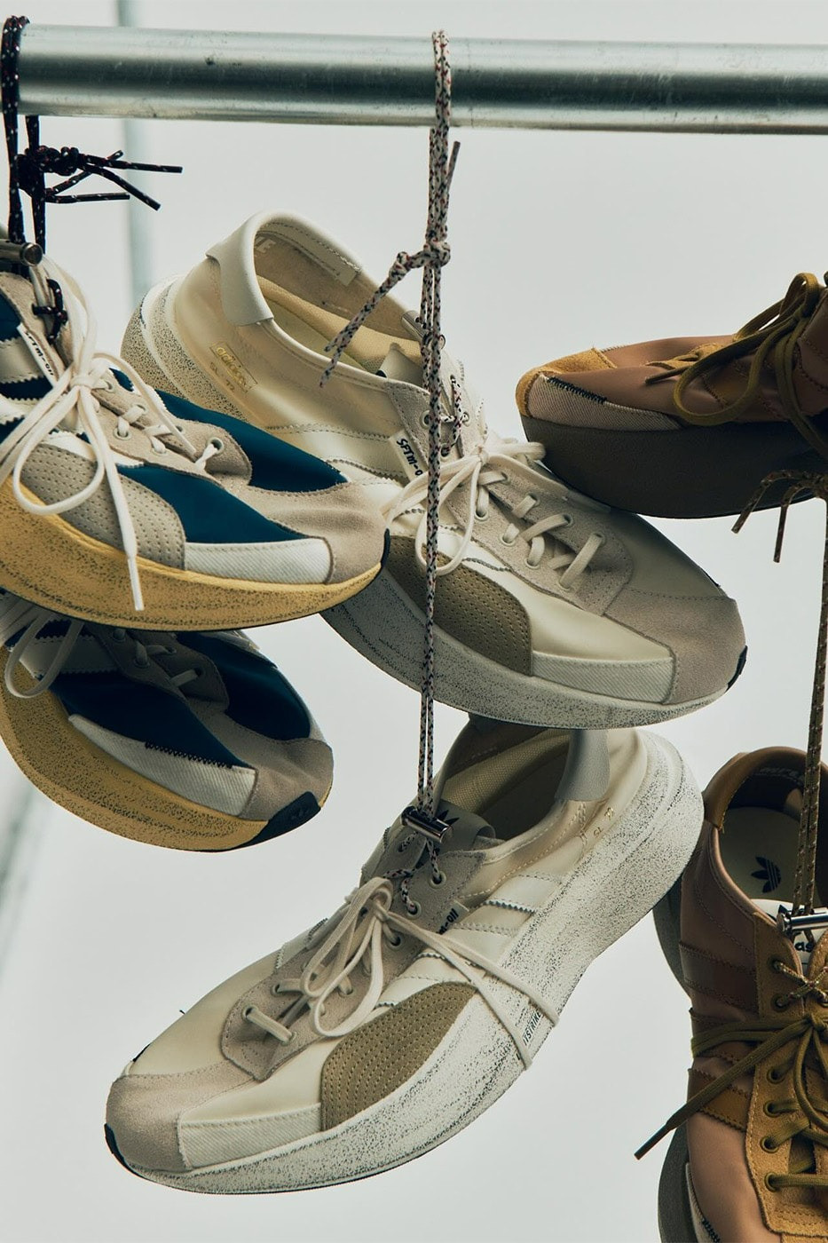 A marca australiana Song for the Mute (SFTM), de Lyna Ty e Melvin Tanaya, traz um olhar artesanal para os artigos esportivos, focado em futurismo distópico por meio da desconstrução de silhueta e de materiais que contam histórias.

 

 #LTKbrasil #LTKshoes #LTKhomens