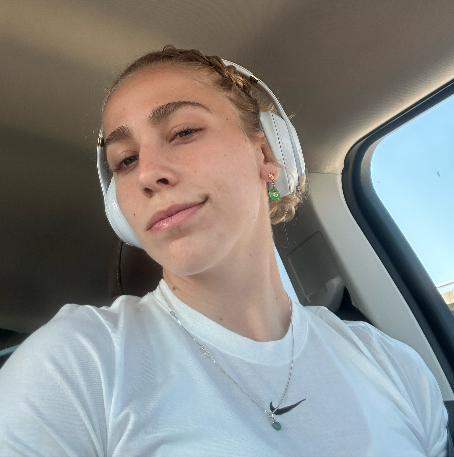 Dress like a gym girlie —> become a gym girlie 🏋🏼‍♀️

My go-to look + fave makeup products for when I need a little extra motivation to exercise. Look good feel good!