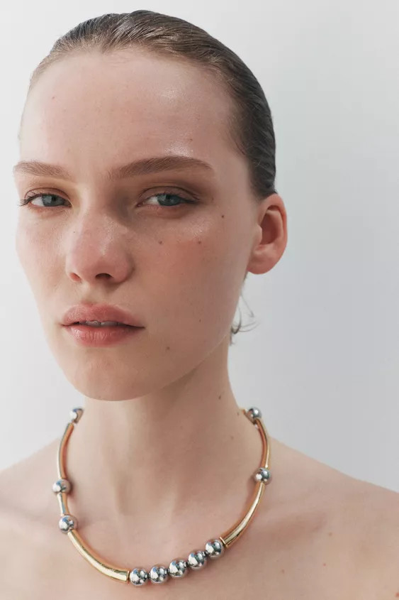 Necklace combining circular metal pieces and elongated tubular pieces. Lobster clasp closure. | Zara US