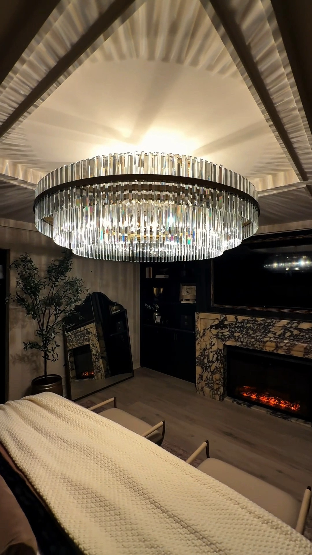 The most gorgeous chandelier from @williamsonoma I’ve ever seen! Also adding in a designer dupe option below. ✨😍