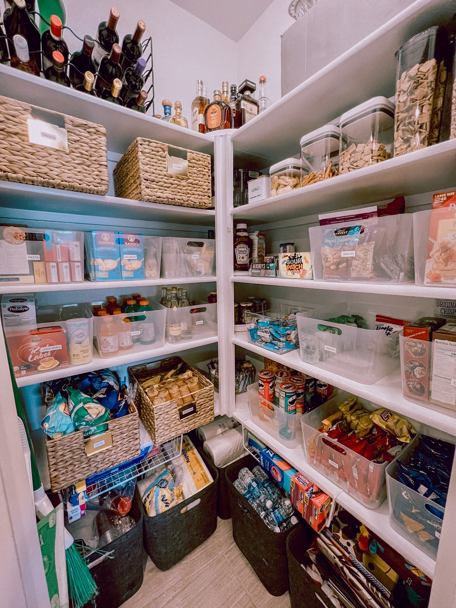 🍽️ Pantry Glow-Up! 🌟

Organzie in 3 steps:

1. Declutter 🧹
2. Design & Organize 🧼
3. Fresh & Fabulous 🌿
