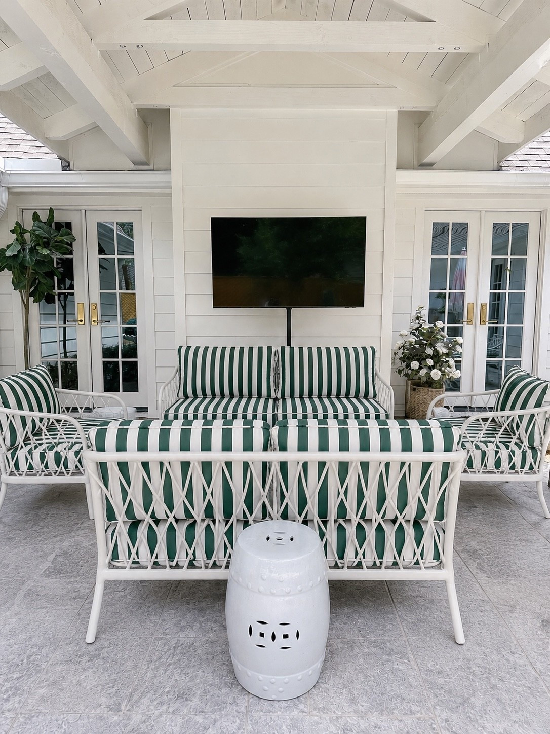 Lattice patio furniture. White patio furniture.