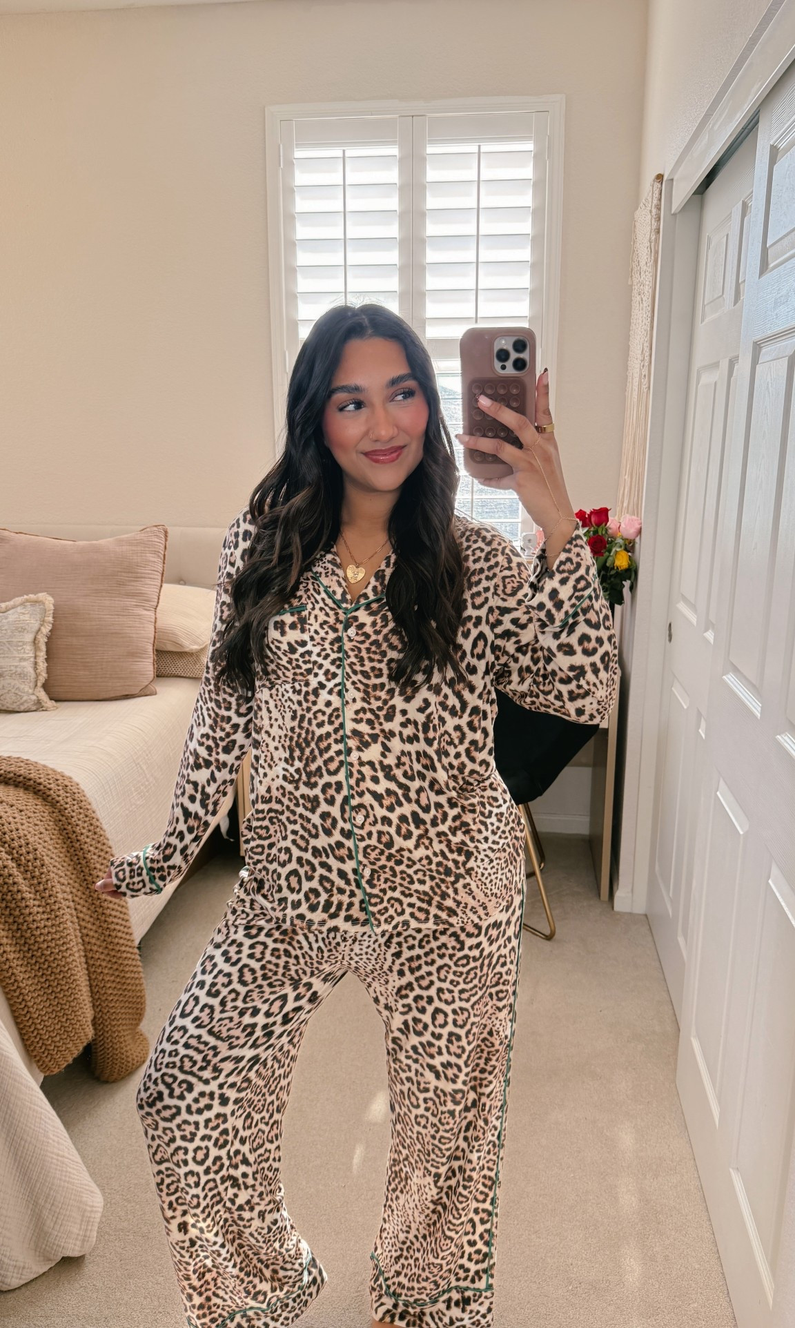 LOVE these pjs🫶🏽🤎 so soft and comfy 

Small in both:)