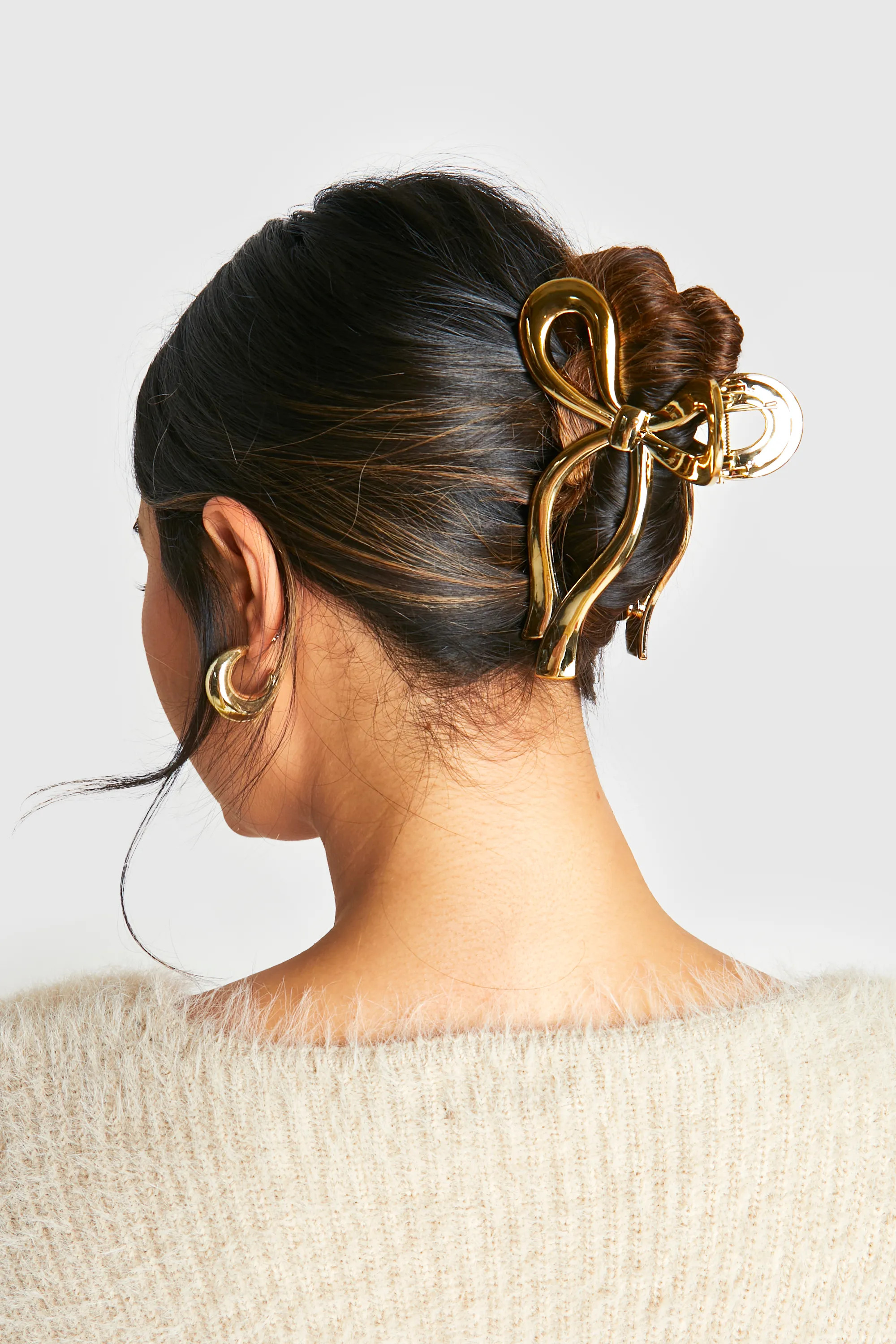Gold Bow Detail Claw Clip | PrettyLittleThing US