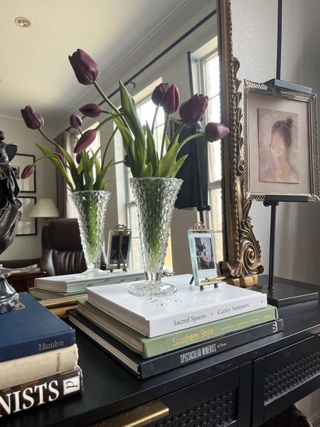 Console table styling
Black art easel
Faux tulips 
Glass vase 

#LTKhome #LTKSeasonal #LTKstyletip