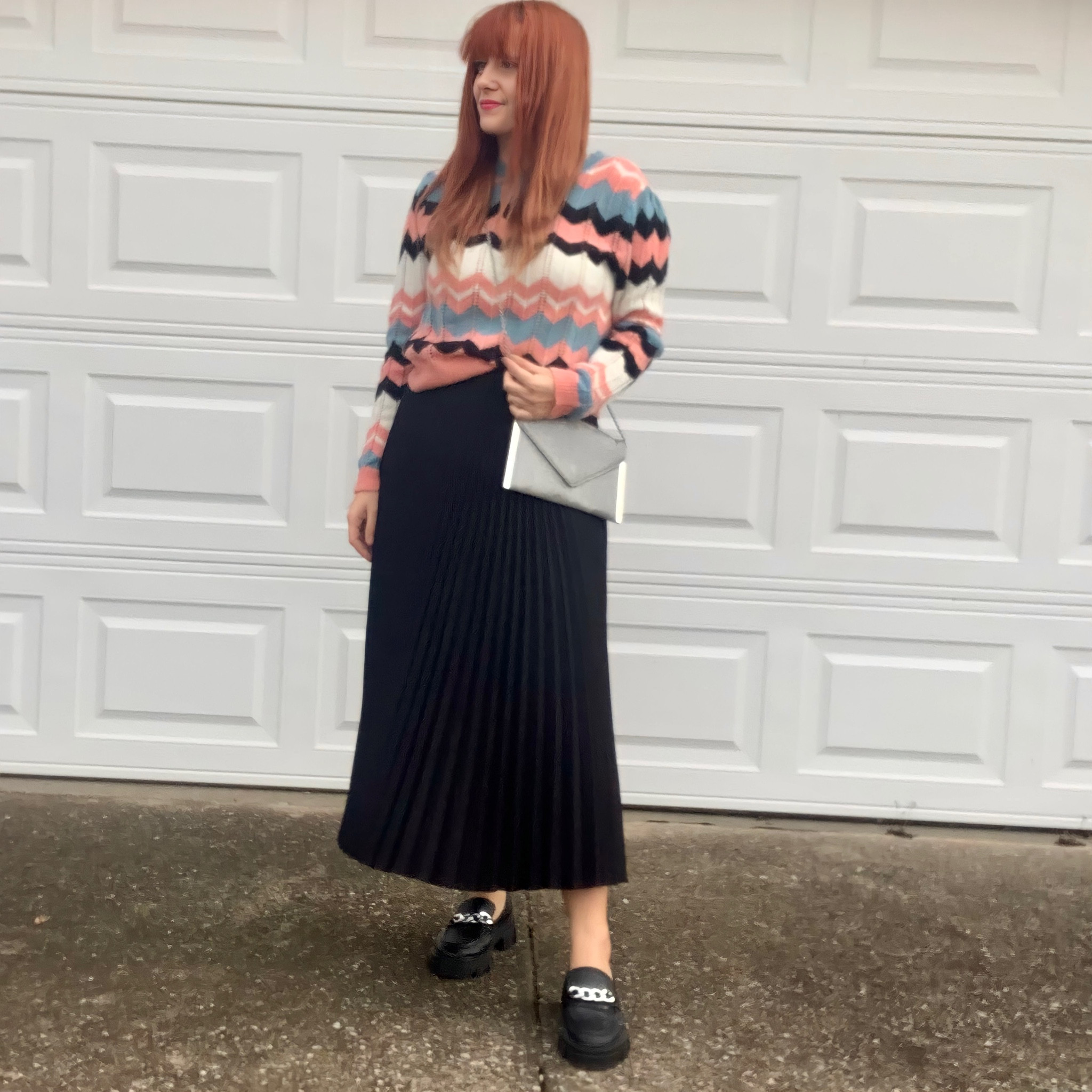 Multicolored sweater
Black plissé skirt
Midi skirt
Chunky loafers 
