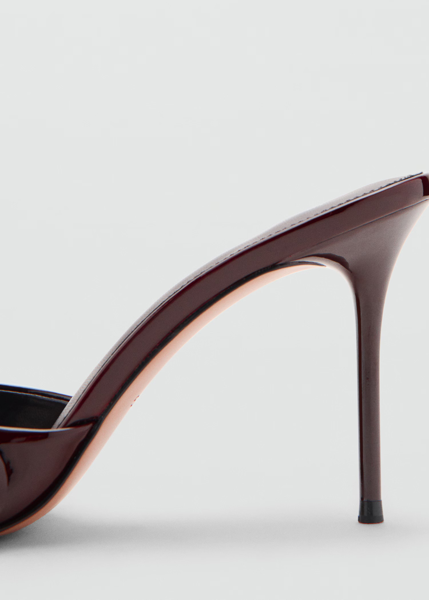 Sandales vernies à talon à fleurs | Mango EU