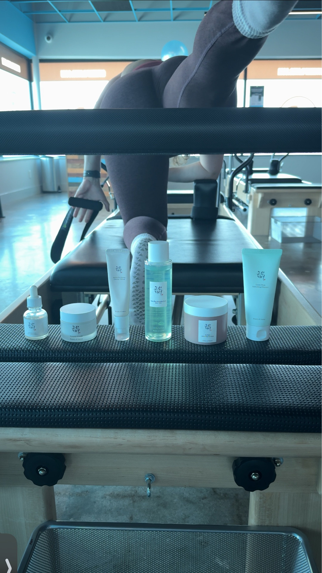 Between teaching Pilates blocks = skincare + reset 🧘🏻‍♀️🧴✨ Beauty of Joseon has my combo skin covered with this kit. It's like an all inclusive skincare routine. 💧🍃

This set is designed to balance your skin while tackling those unique combo-skin struggles:
1️⃣ Low pH cleanser to balance & hydrate
2️⃣ Moisturizing toner to control sebum + refine pores
3️⃣ Brightening serum to even skin tone
4️⃣ Barrier-strengthening moisturizer for lasting hydration
5️⃣ Pore mask to regulate excess oil

My skin stays as balanced as my Pilates practice 🧘🏻‍♀️🧴✨
