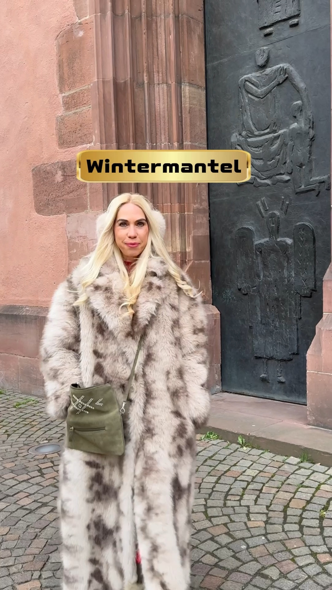 Dieser Wintermantel aus Kunstpelz (Faux Fur) überzeugt durch seinen cozy Oversized-Look und eine besonders stylische Passform.
Ich trage den Mantel bewusst ein bis zwei Größen größer, da der Oversize-Schnitt aktuell im Trend liegt und dem Outfit einen modernen, luxuriösen Winter-Style verleiht.
Der weiche Kunstfell-Stoff hält angenehm warm und ist ideal für kalte Wintertage, Reisen, City-Looks und Alltagsoutfits.
Perfekt kombinierbar mit Strickkleid, Jeans, Leggings oder Boots – ein zeitloses Must-have für den Winter.

 #wintermantel #kunstpelz #fauxfur #teddymantel #oversizedmantel #cozymantel #wintermode #winteroutfit #manteldamen #kunstfellmantel #warmdurchdenwinter #streetstylewinter #fashioninspo #wintertrend #oversizedlook #damenmode #winterfashion #cozystyle #mantelstyle


#LTKsale #LTKwinter #LTKdeutschland