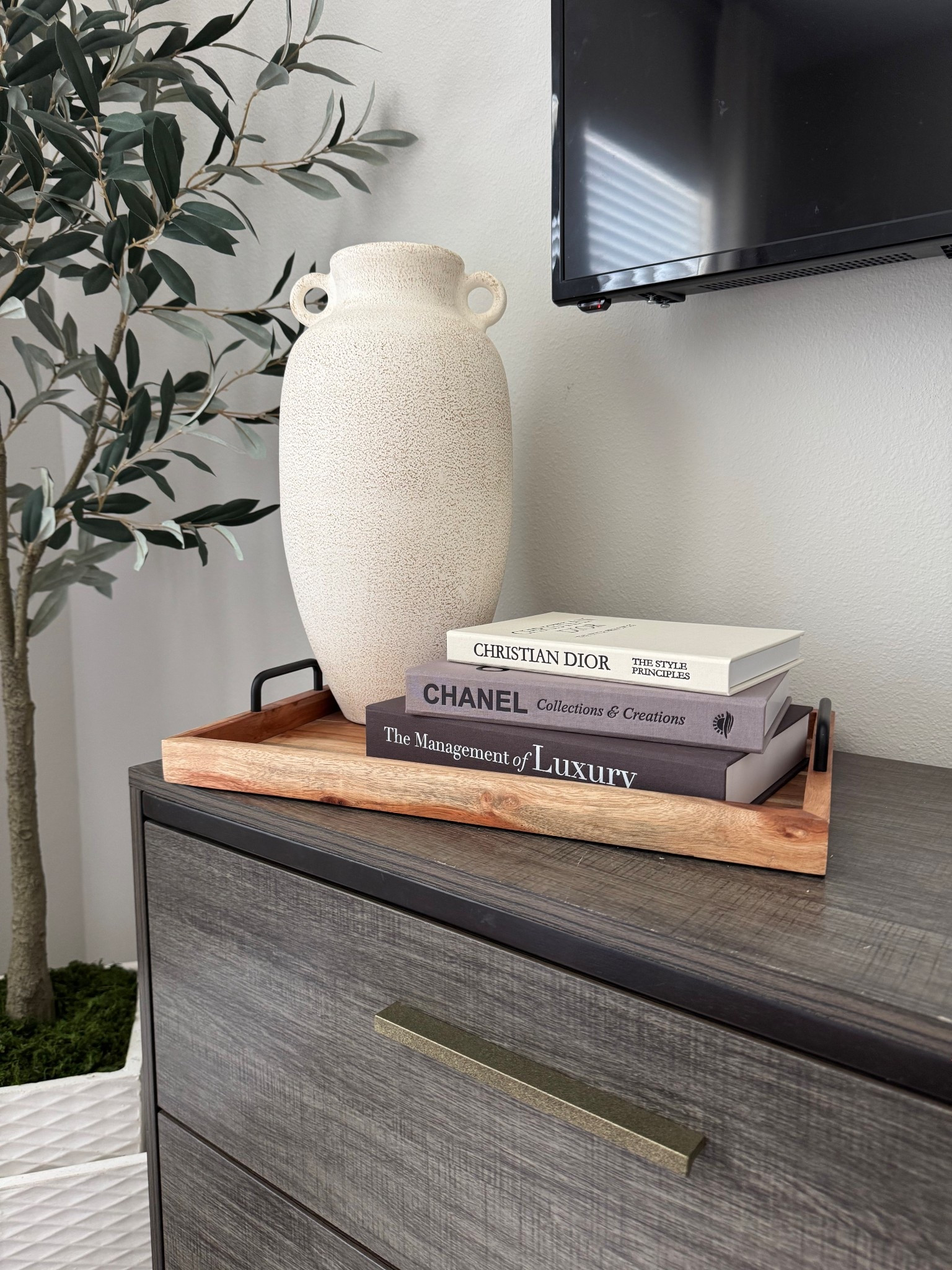 Luxe & cozy bedroom vibes ✨ Neutral tones, timeless accents, and a touch of texture make the space feel elevated yet effortlessly inviting 🤎

#BedroomInspo #CozyAndChic #LuxeForLess #HomeDecorInspo #BedroomGoals #NeutralHome

#LTKHome #LTKFindsUnder50 #LTKSeasonal