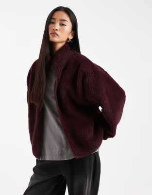 ASOS DESIGN - Fleece jack van borg met opstaande boord in bordeauxrood | ASOS (Global)