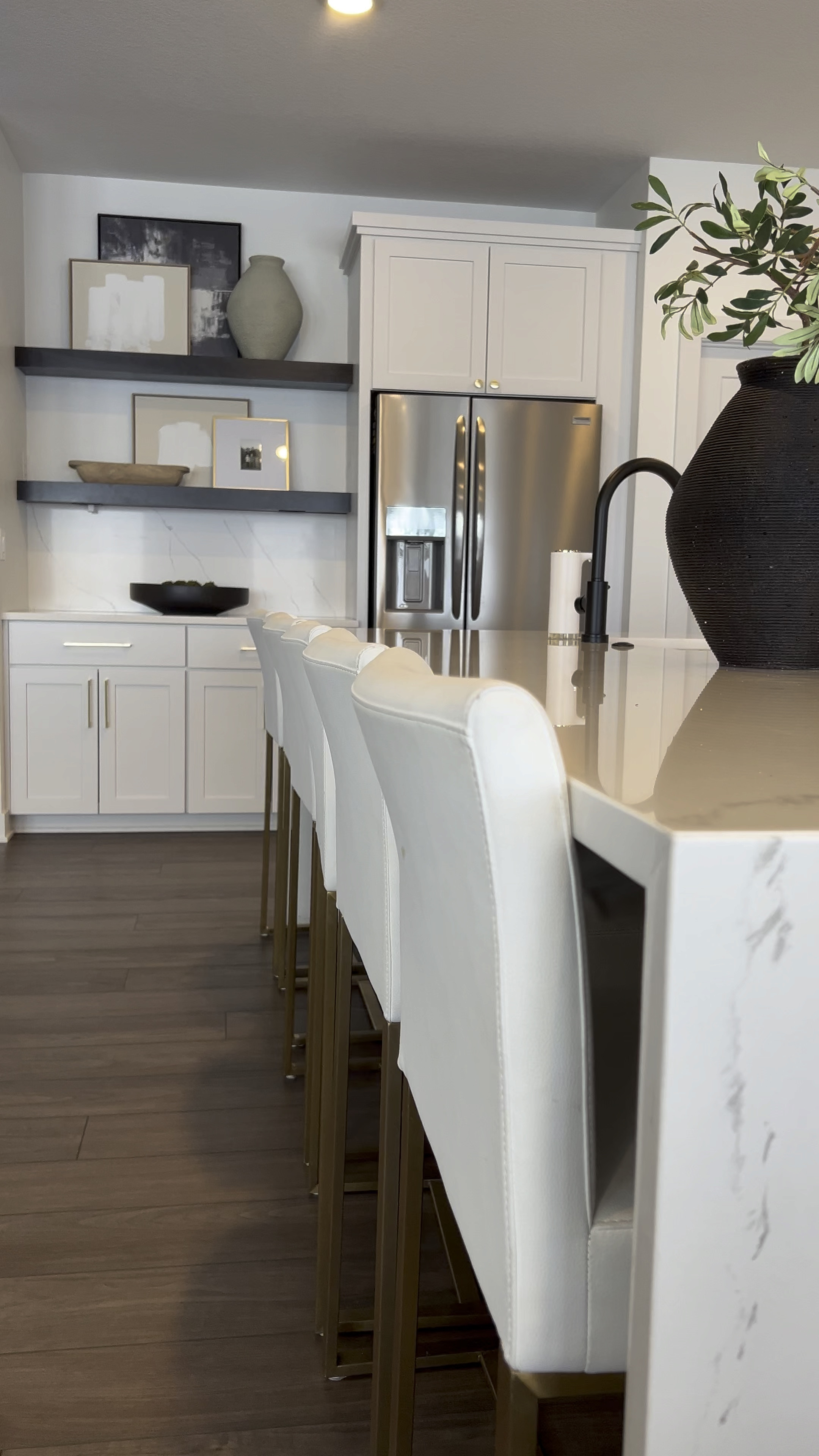 All white modern kitchen design.

MODERN DECOR // HOME DECOR // ROOM DECOR // AMAZON DECOR // LIVING ROOM // MODERN HOME // AFFORDABLE DECOR // KITCHEN DECOR // WHITE DECOR // HOME INSPO

#LTKstyletip #LTKhome #LTKVideo