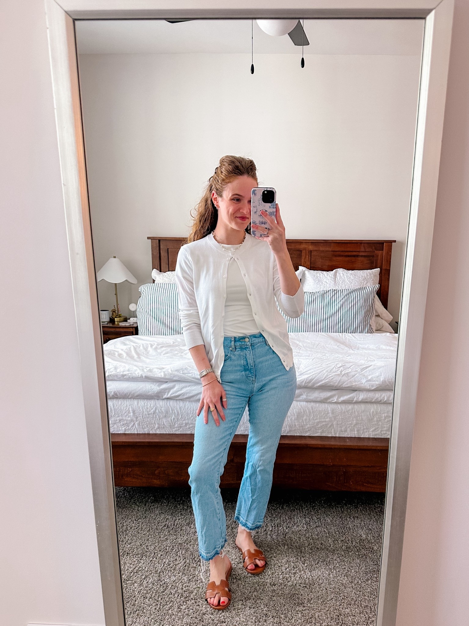 Heading out for some errands today! Wanted to be comfy but cute - and I love a cardigan with jeans!! 🤍