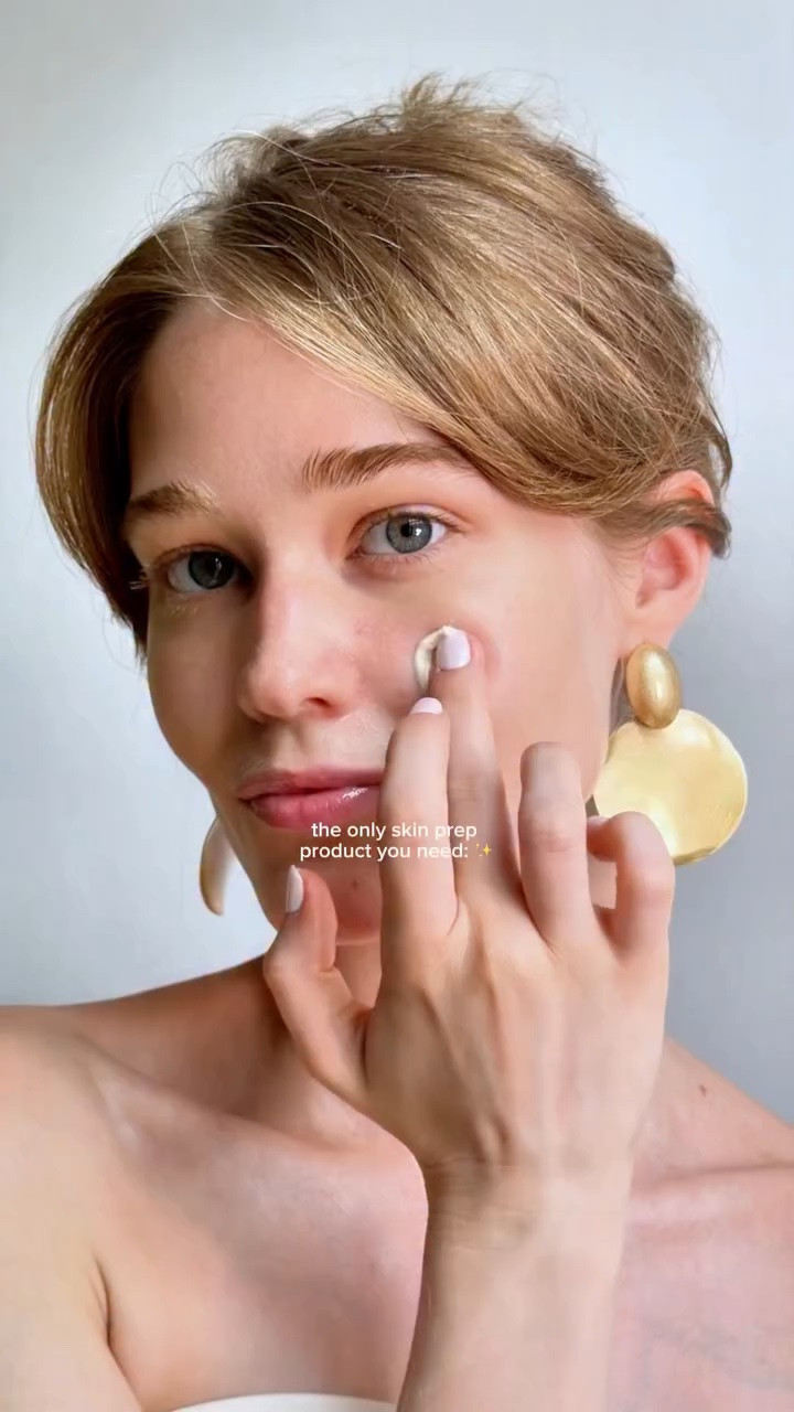 The secret to achieving the best glow is out!! ✨
 The new Vitamin Enriched Face Base+ from @bobbibrown is here, and it’s everything I want in my skin prep - hydrating, nourishing, and the perfect base for makeup. #BobbiBrownPartner #beauty #skin #skincare #skinprep