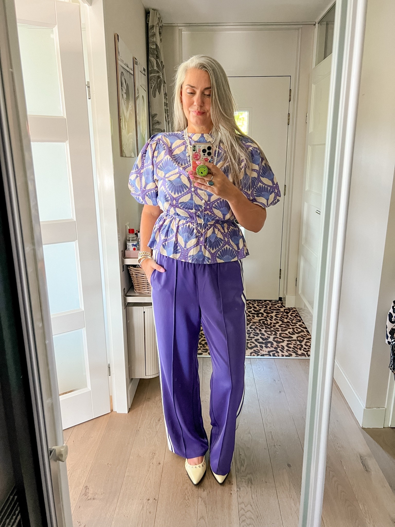 OOTD - Donderdag. Strikblouse met blauw en paarse print is van vorig jaar van Shoeby en ik draag hem achterstevoren. Paarse broek met bies is ook van Shoeby van vorig jaar. Ik draag beide in maat XL.

#LTKnederlands #LTKeurope #LTKworkwear