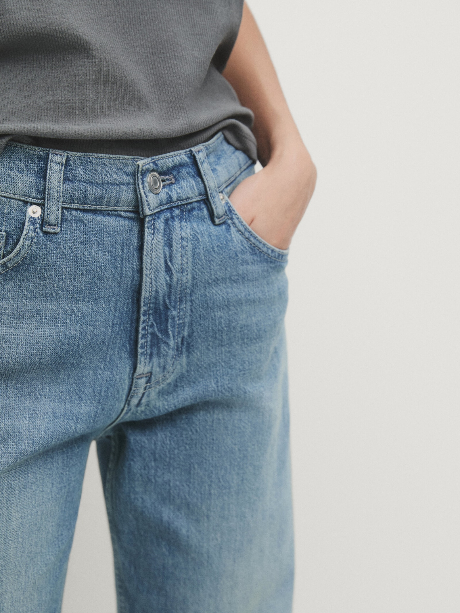 Bequeme Jeans mit geradem Schnitt und halbhohem Bund | Massimo Dutti DE