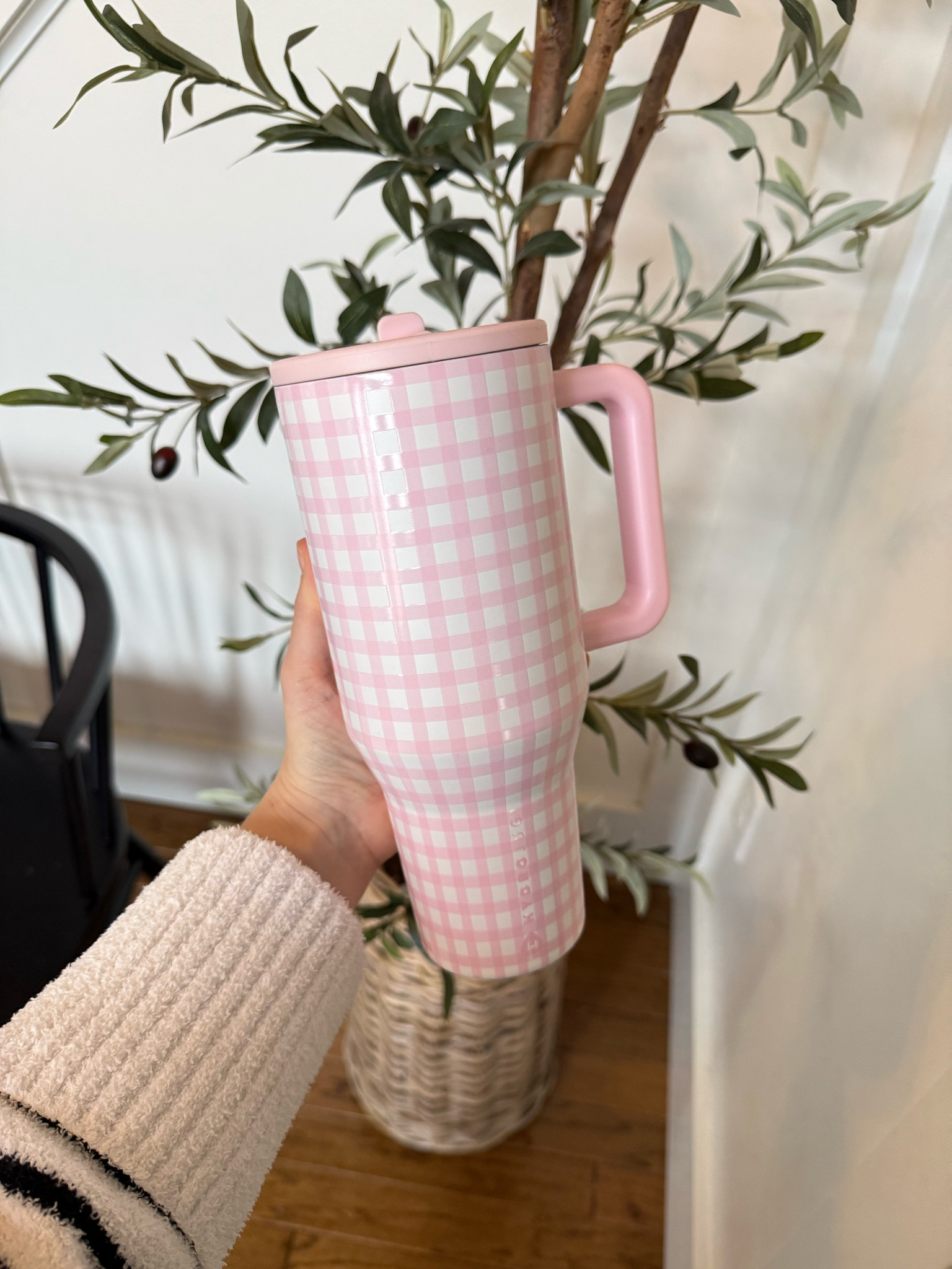 Cutest. Water. Bottle. Ever. 💕✨
Because staying hydrated should be just as cute as your outfit! She’s pink, she’s gingham, and she’s giving main character energy 🎀
#LTKGiftGuide #GirlyFinds #HydrationGoals #LTKSeasonal

#LTKSeasonal #LTKFindsUnder50