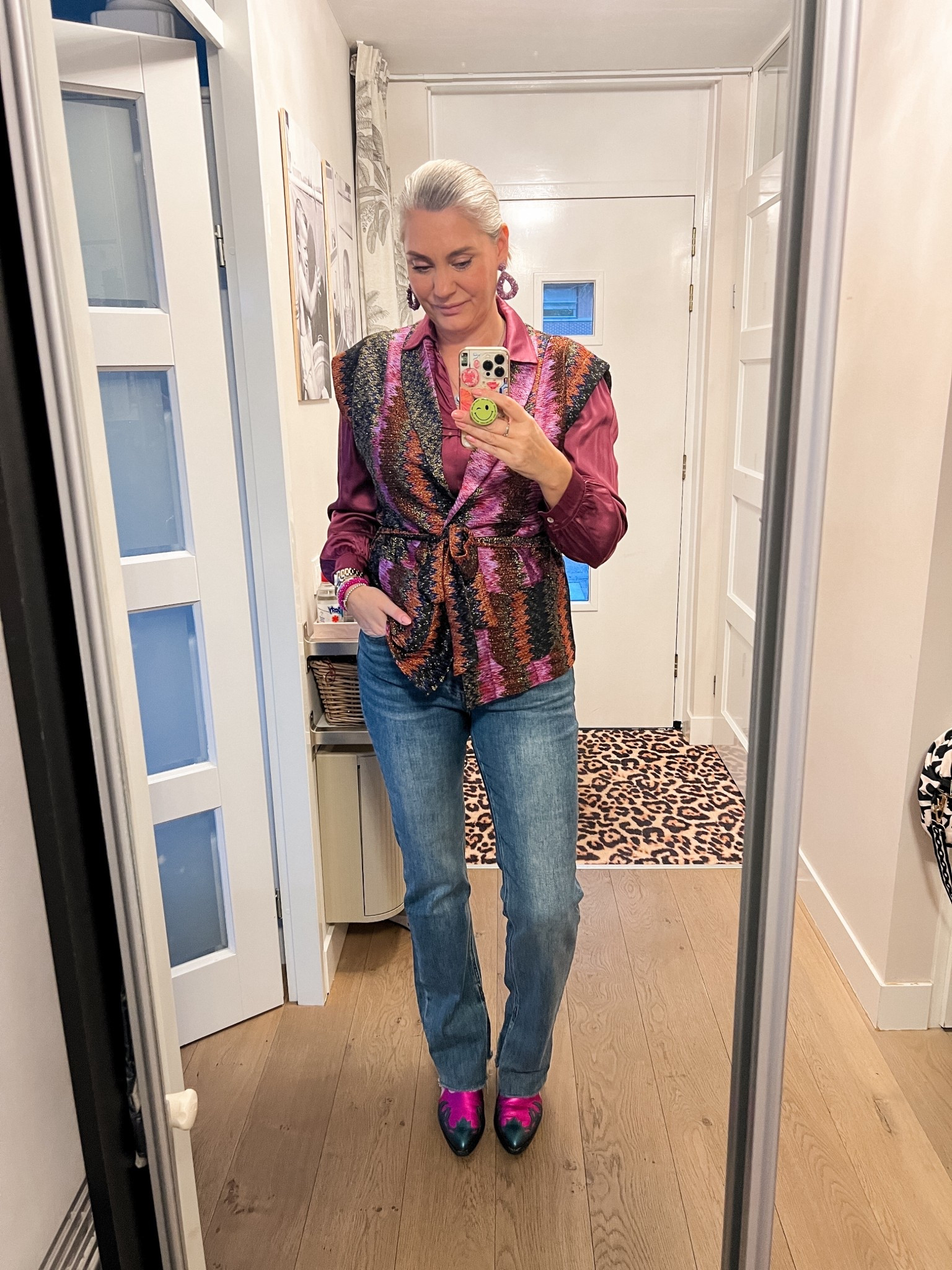 OOTD - maandag. Frambooskleurige satijnen blouse en een meerkleurig gilet (Tessa Koops, tts) op een stretch bootcut jeans (Friday Denim, 42) en western boots van DW/RS. 

#LTKeurope #LTKover40 #LTKmidsize