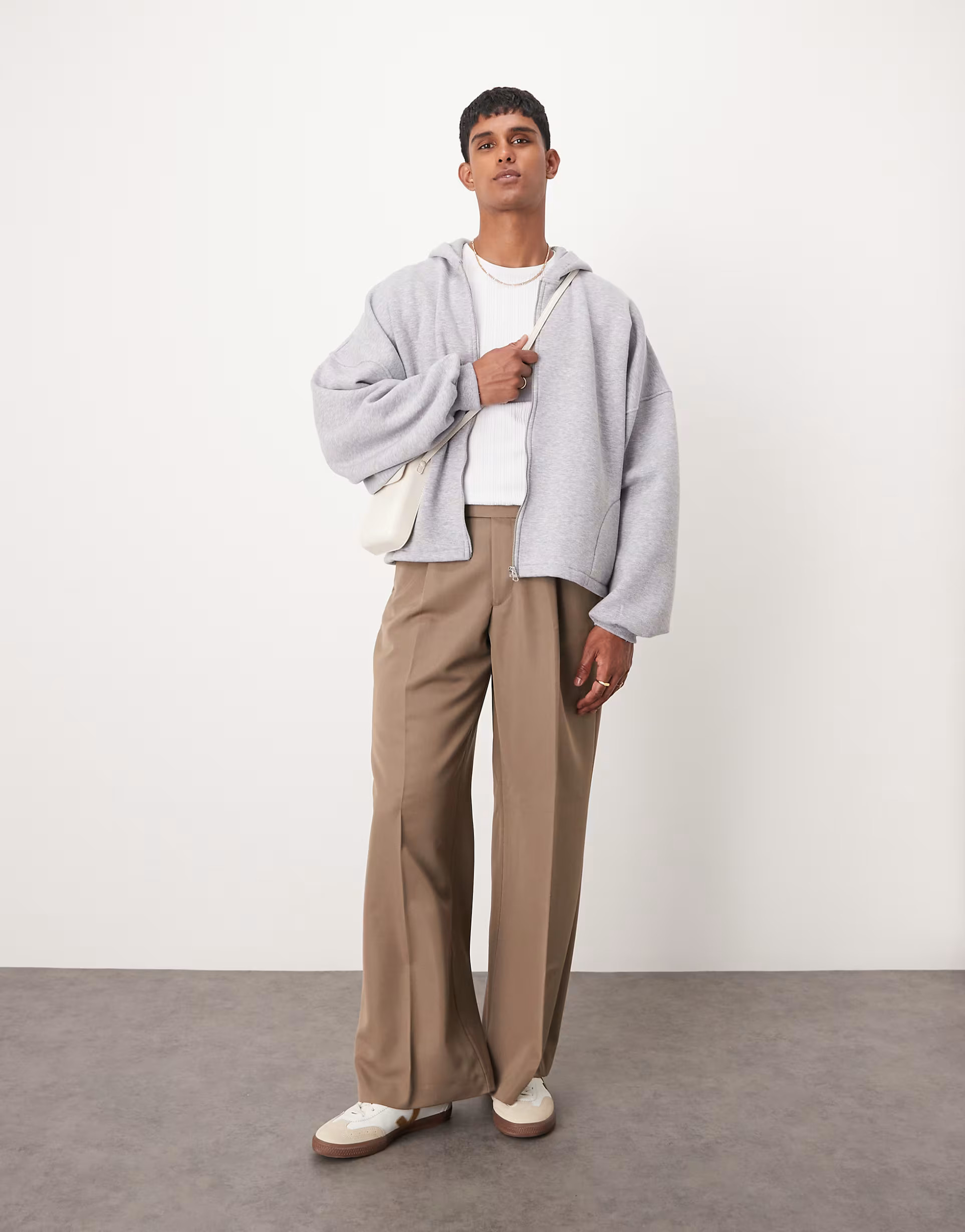 ASOS DESIGN – Elegante, locker geschnittene Hose in Braun mit Bundfalten vorne | ASOS (Global)