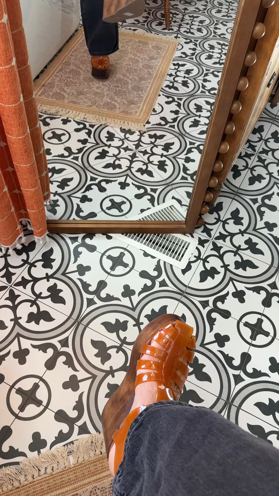 Spring shoes that are the cutest wedge jellie sandal!! Spring date night outfit shoes workwear 

#LTKHome #LTKvlog #LTKgrwm