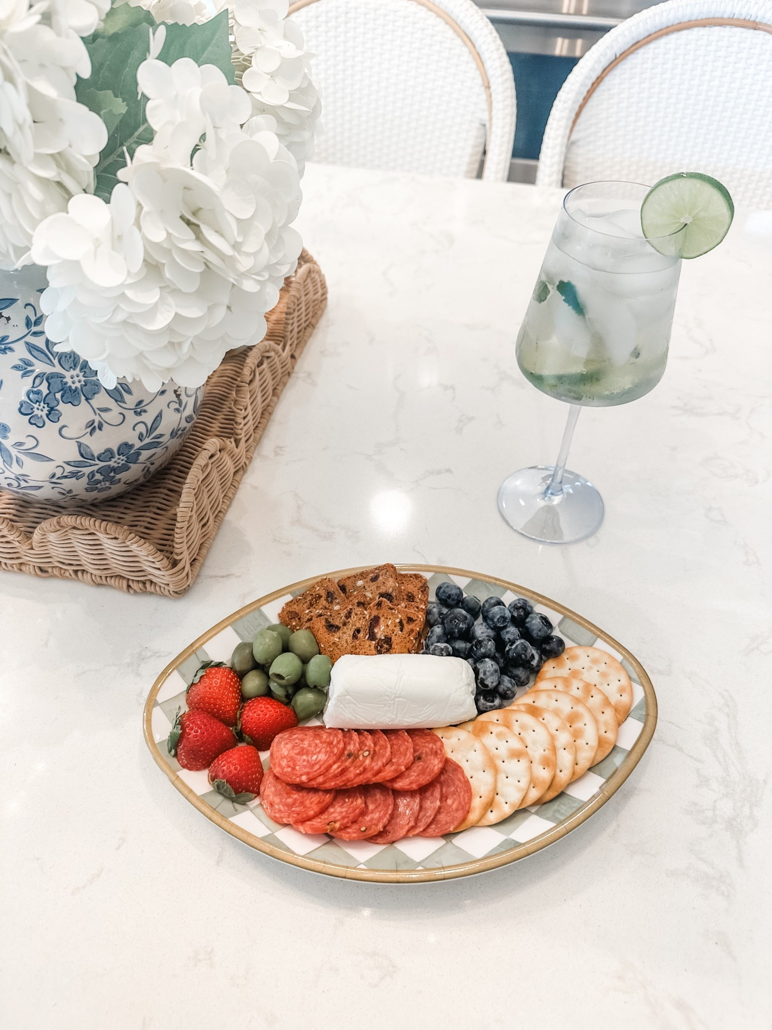Sunday Football 🏈💚

Football hosting, football plate, football platter, football charcuterie board, faux hydrangeas, scalloped rattan tray, Serena & Lily Riviera counter stools, coastal kitchen, coastal decor


#LTKHome #LTKFindsUnder50 #LTKSeasonal