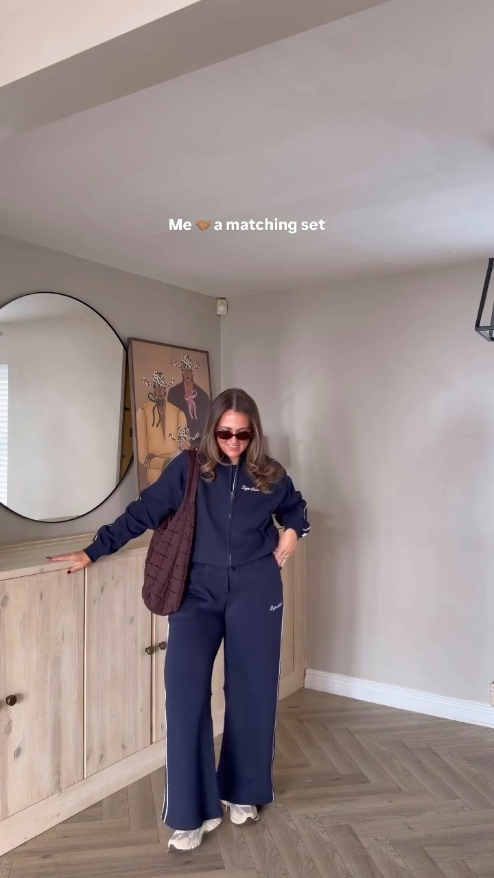 me 🤝🏽 making your wardrobe a nice shade of FEEL GOOD, with a whole lotta COMFY. Practical and cute????? I got uuu 

Tracksuit is @dsgnstudio, I’ll leave all details on stories!! 🔗 

ps, SOFYD works site wide yay!! Ad