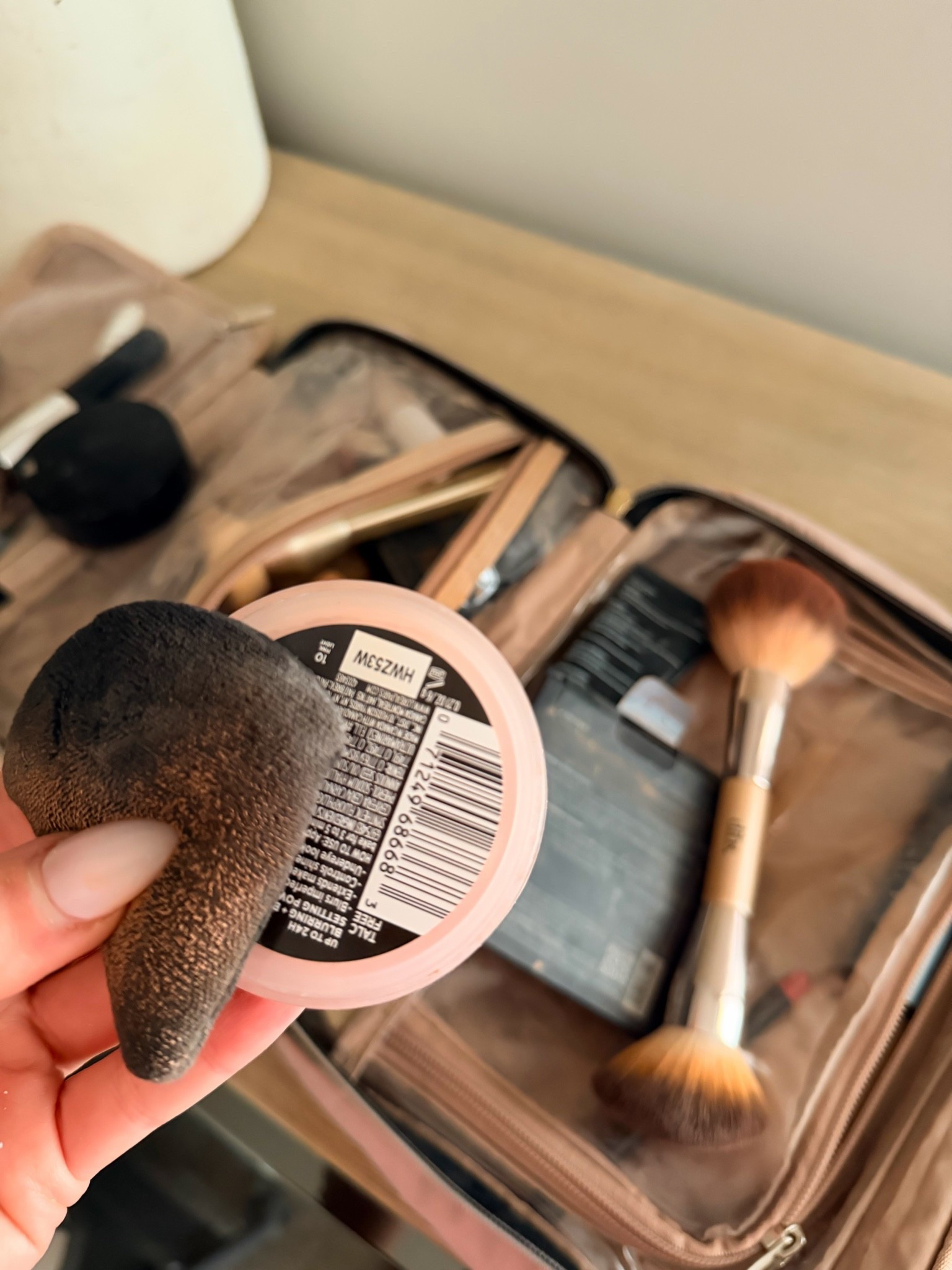 The best stuff! Blurs imperfections and stays all day
