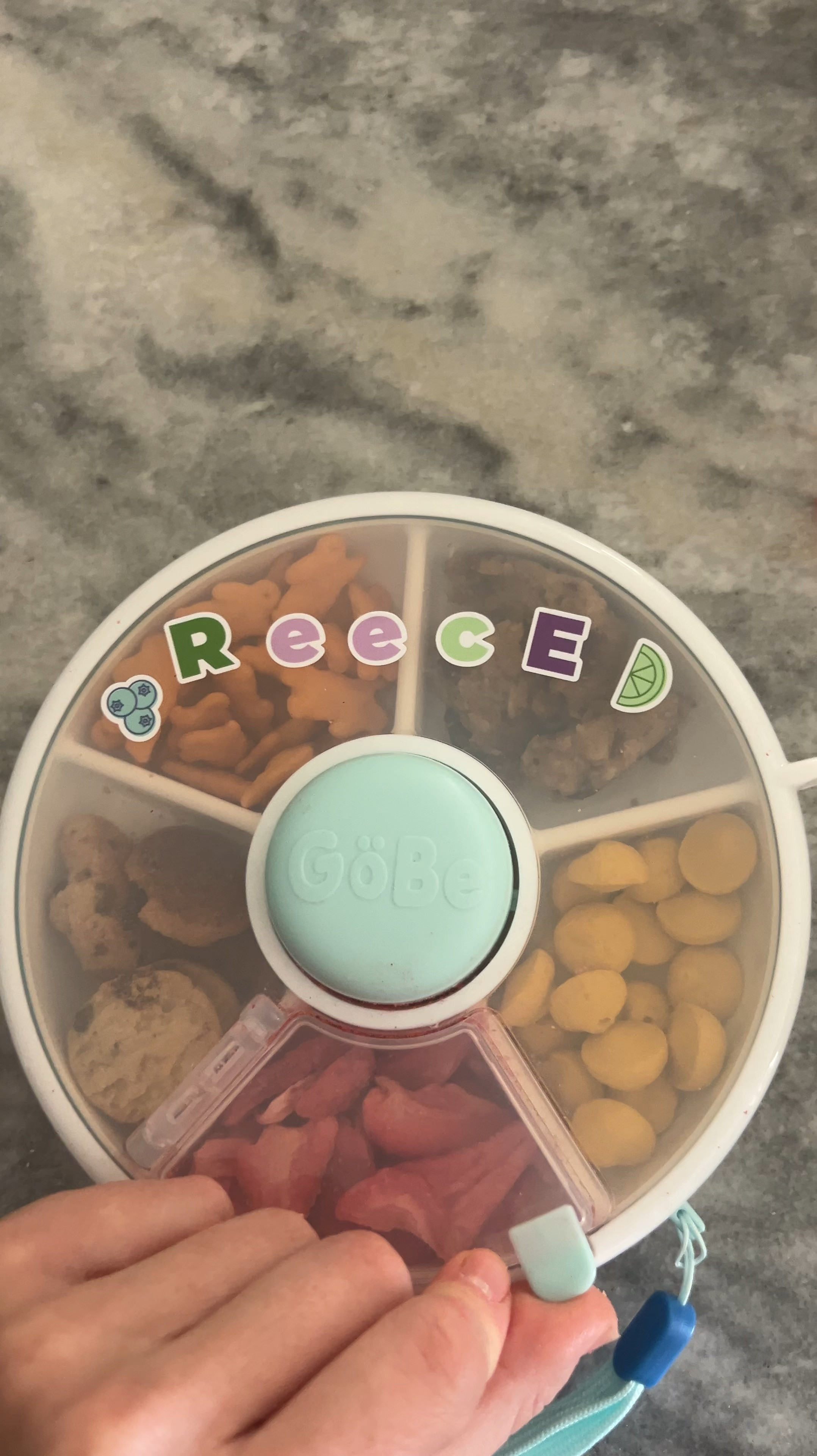 Toddler snack spinner 