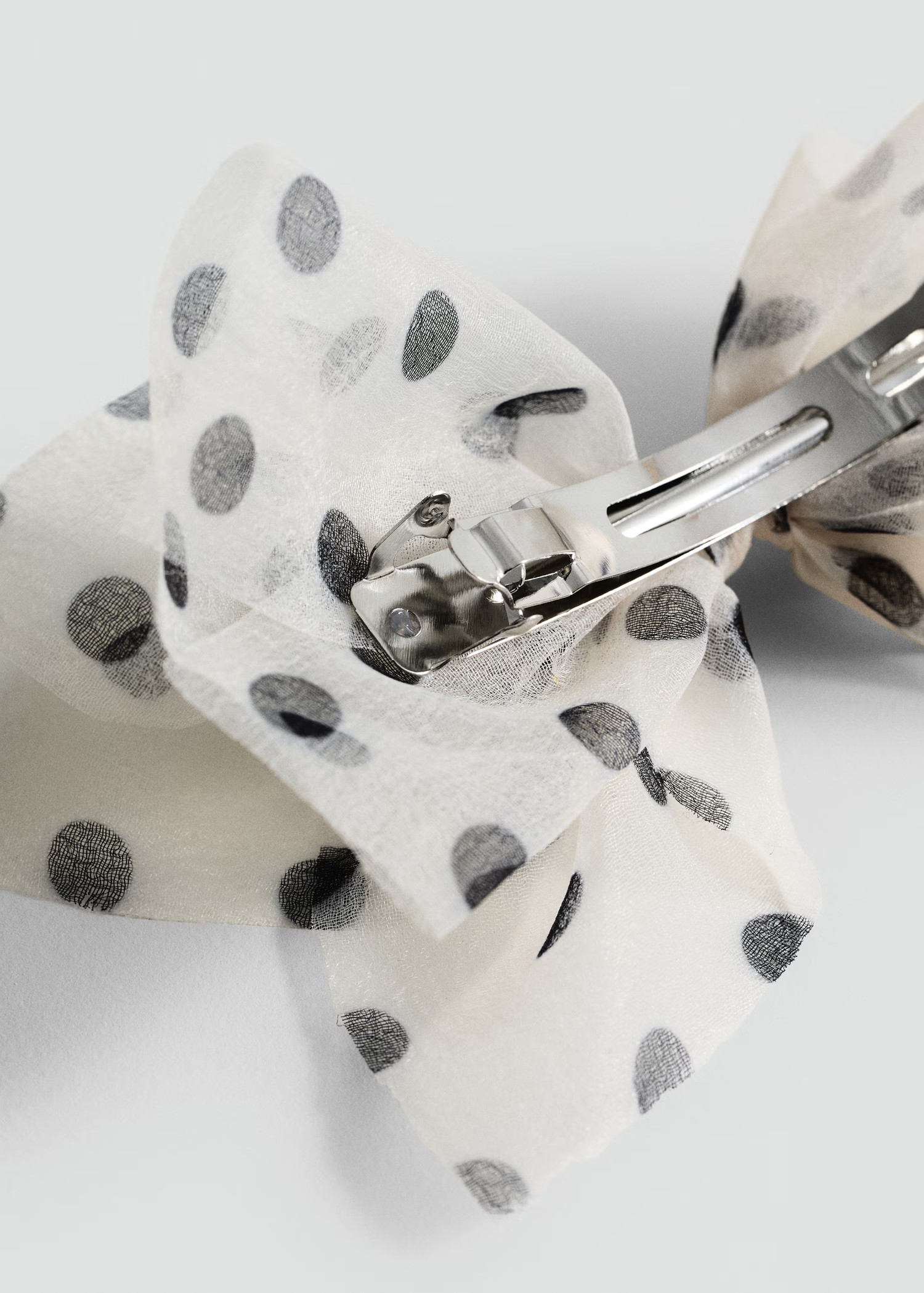 Haarspeld met gestippelde strikOorspronkelijke prijs doorgehaald [€ 12,99]€ 12,99Huidige prij... | Mango EU