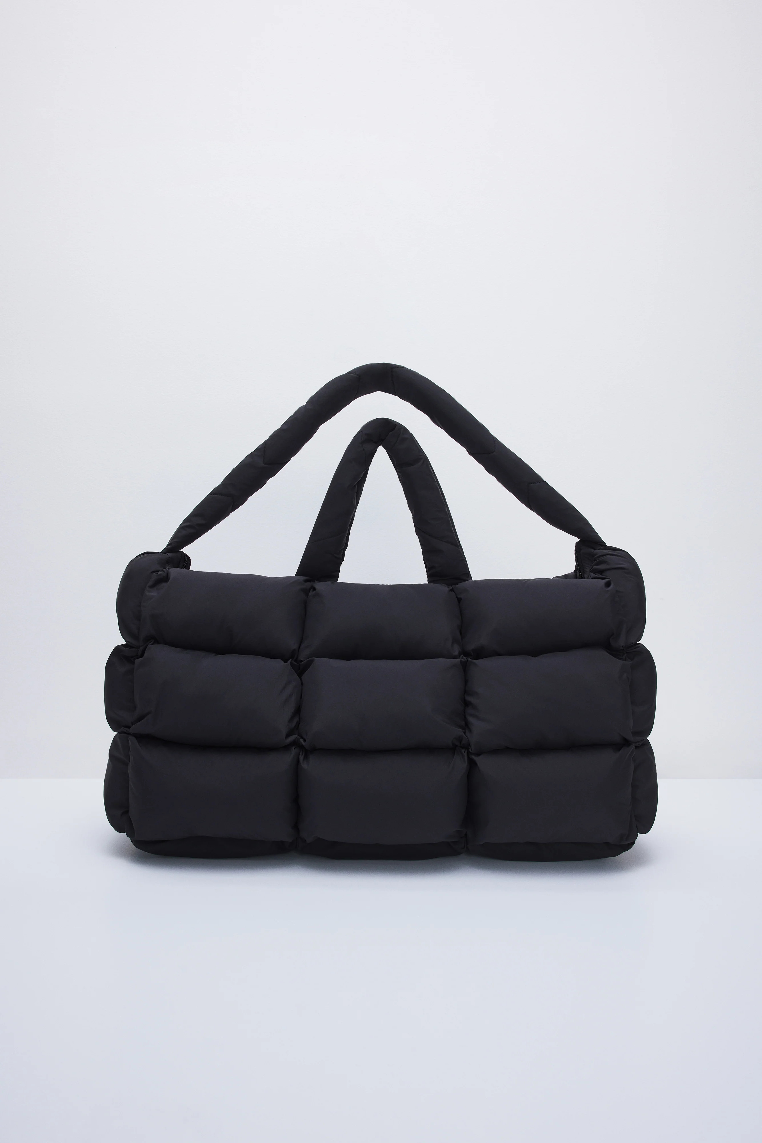 LARGE PUFFER BAG | Good American