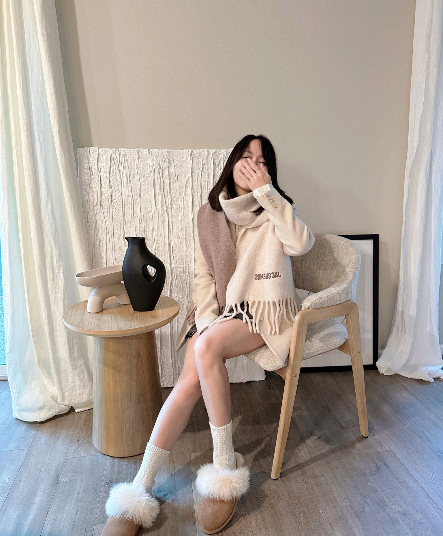 Jacquemus漸層圍巾7折+免運最後幾小時快速來開箱
奶呼呼的過度漸層雙色圍巾, 材質是80%羊駝毛
粗版流蘇設計今年各大品牌都有推出, 視覺上更減齡休閒
.
西雅圖下午四點多就天黑
剛收到包裹想趁天沒黑拍上身照
前幾天在小紅書刷到 “快速出片的方法”  心想派上用場了
結果怎麼別人很出片我很搞笑感覺好像被整啊?!



#LTKAsia #LTKsalealert #LTKSeasonal