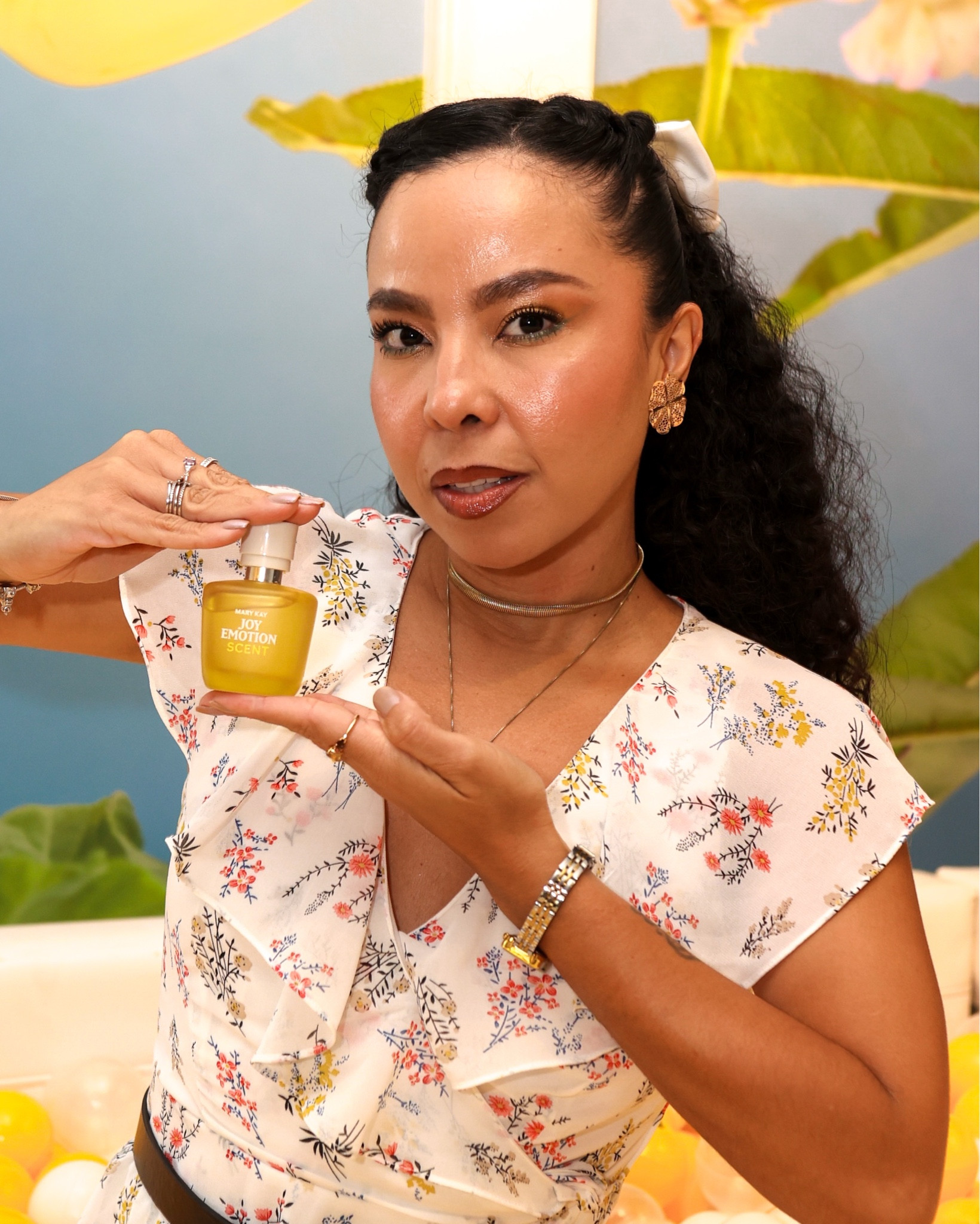 DESPERTE A SUA ALEGRIA com Joy Emotion Scent™ Deo Parfum ✨

O novo lançamento da Mary Kay é uma verdadeira revolução no universo das fragrâncias! Criada por perfumistas renomados, com o suporte da mais avançada tecnologia de fragrâncias e neurociência, Joy Emotion Scent™ foi desenvolvido para despertar emoções de alegria, felicidade e bem-estar. Uma fragrância que vai além do olfato, impactando seu estado de espírito!

🌸 Família Olfativa: Frutal Floral
🍑 Pêssego Orpur®: Frescor suculento e aveludado, como um pomar ensolarado.
🌹 Óleo de Gerânio do Egito Orpur®: Frescor delicado e feminino.
💫 Musk: Conforto e bem-estar que te envolvem o dia todo.

Com o poder da neurociência, Joy Emotion Scent™ foi criado para melhorar o seu humor e transformar sua rotina em um momento de puro prazer sensorial. Pronta para se envolver nessa experiência única?

Clique abaixo para conhecer mais sobre essa fragrância!




#LTKautumn #LTKbeleza #LTKbrasil