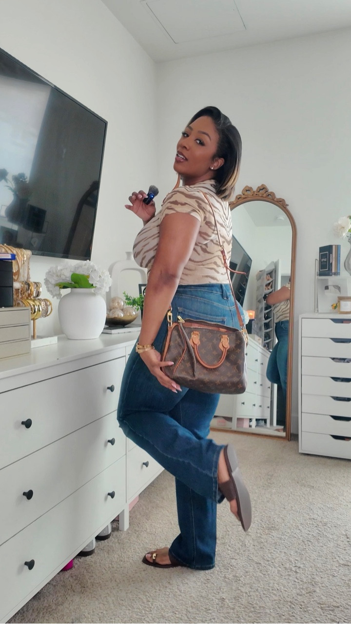 ootd | running errands as a mom but I still wanna look cute 🤎 comfy, simple, and still put together without doing too much. 

#ootd #momstyle #casualoutfit #everydaystyle #effortlessstyle