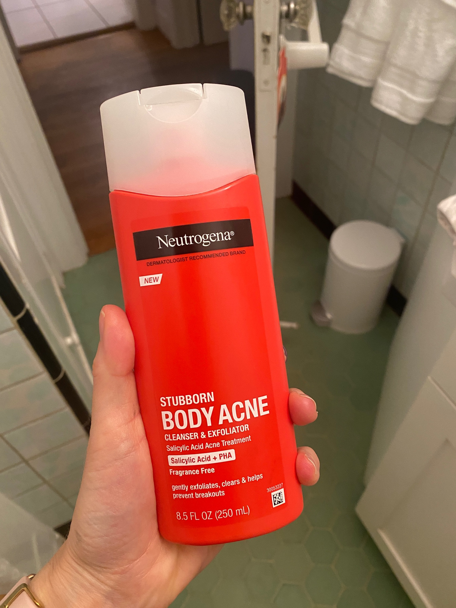 Salicylic acid and polyhydroxy acid body wash. 

#LTKBeauty #LTKFindsUnder50