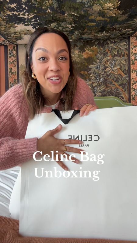 Celine bag unboxing!

This is the Celine Teen Triomphe bag in natural calfskin in tan. 

Wearing a pink chunky knit cardigan from Sézane in a size medium, Aritzia white tailored trousers in a size 10, and the Uniqlo white T-shirt in a size large. 


#LTKstyletip #LTKVideo #LTKitbag