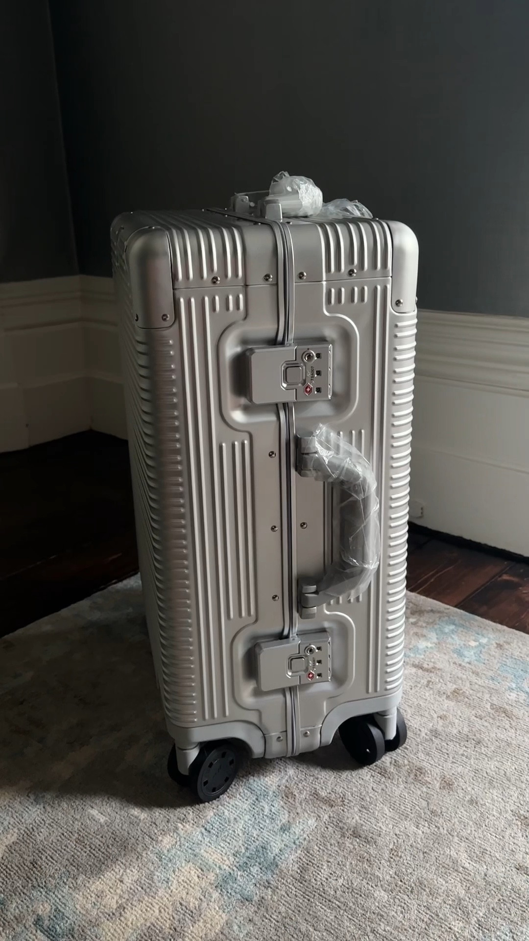 unboxing my new travel essential - a suitcase that is chic, durable yet affordable. I can’t wait to take this on my upcoming trips! 