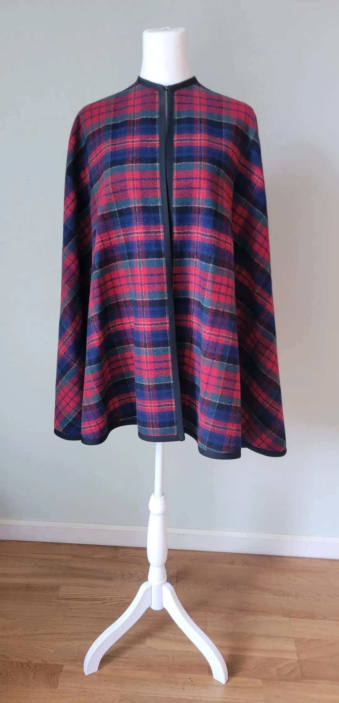 1950s - 1960 Traina Norell Plaid Wool Winter Cape - Blue Red Black Green - Small to Medium Size -... | Etsy (US)