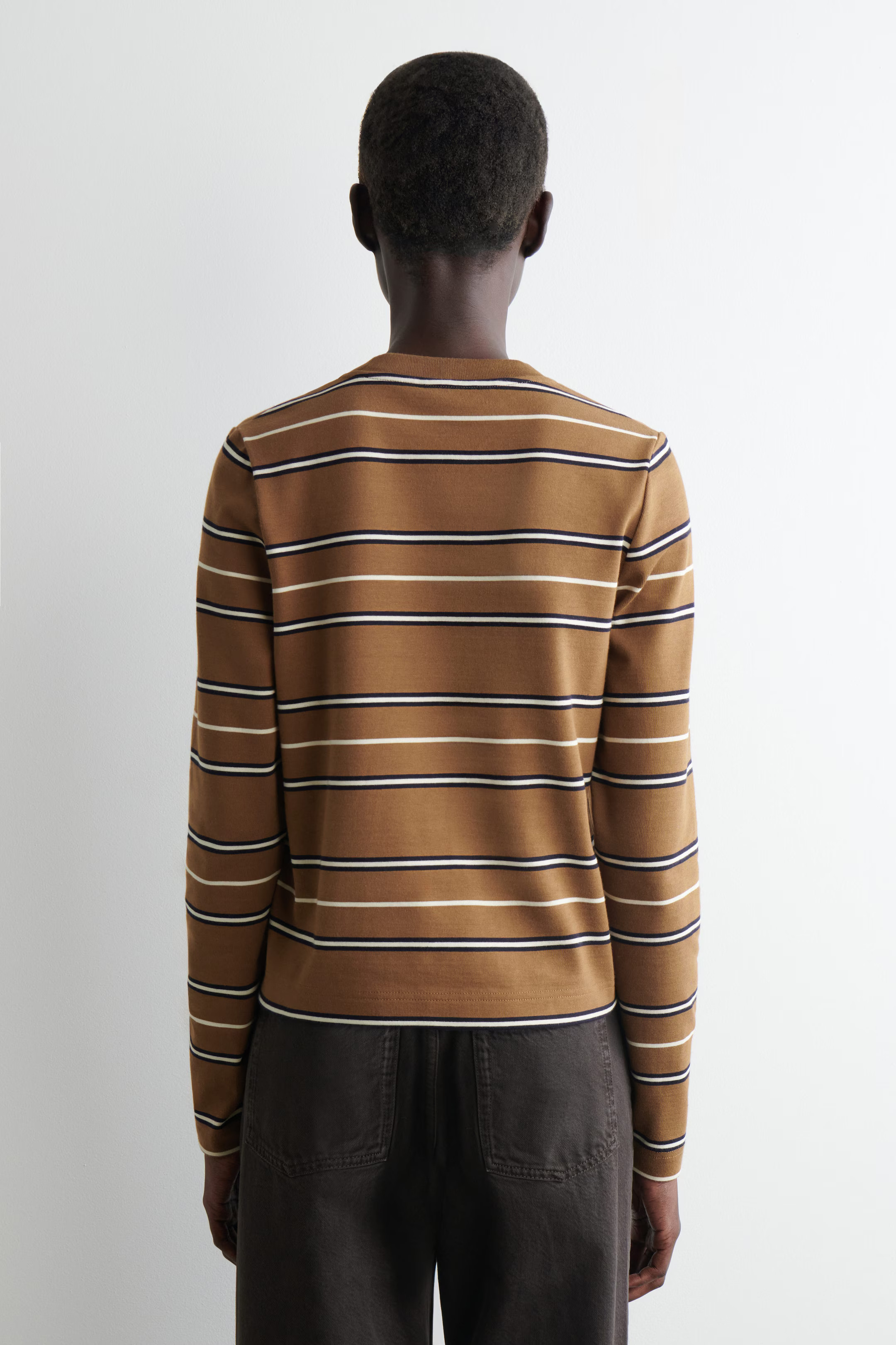SCHLICHTES LANGARMSHIRT MIT NORMALER PASSFORM - BRAUN/GESTREIFT | COS AT | COS (EU)
