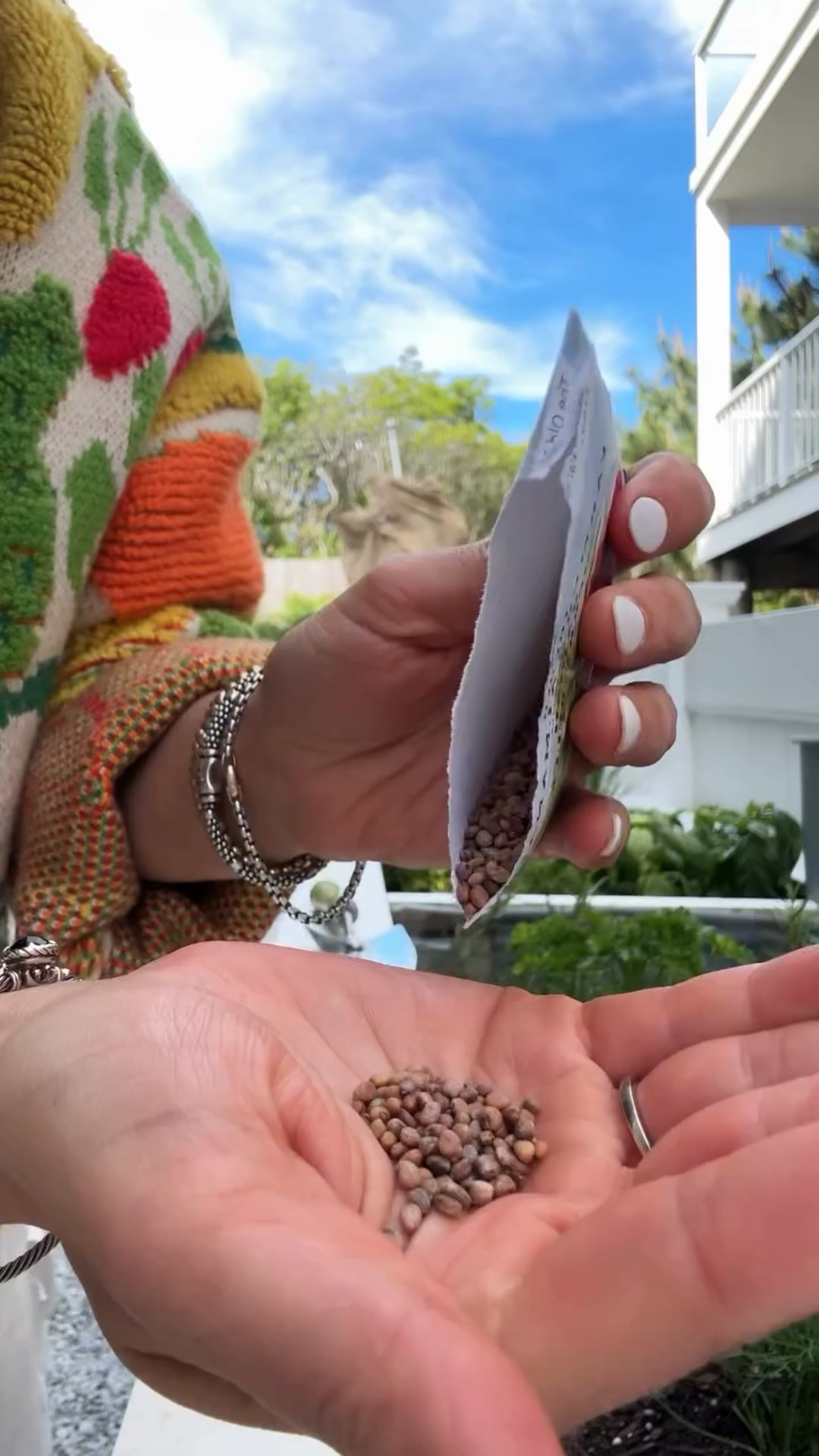 pov: turning your lunch food scrapes into nutrient rich plant food

my kitchen trash robot @getlomi doing all the things for this summer’s garden 👩🏻‍🌾🫜🍅

#getlomi #lomi #herbgarden #gardening #foodwaste #sustainablekitchen